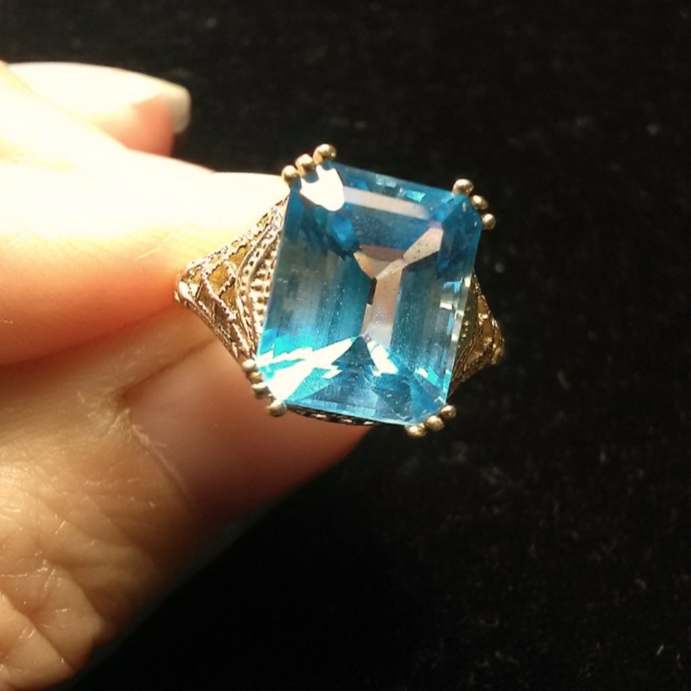 BNWT GORGEOUS LG. RECT. BLUE TOPAZ RING 14 KT. GOLD INTRICATE SIDES STAMPED